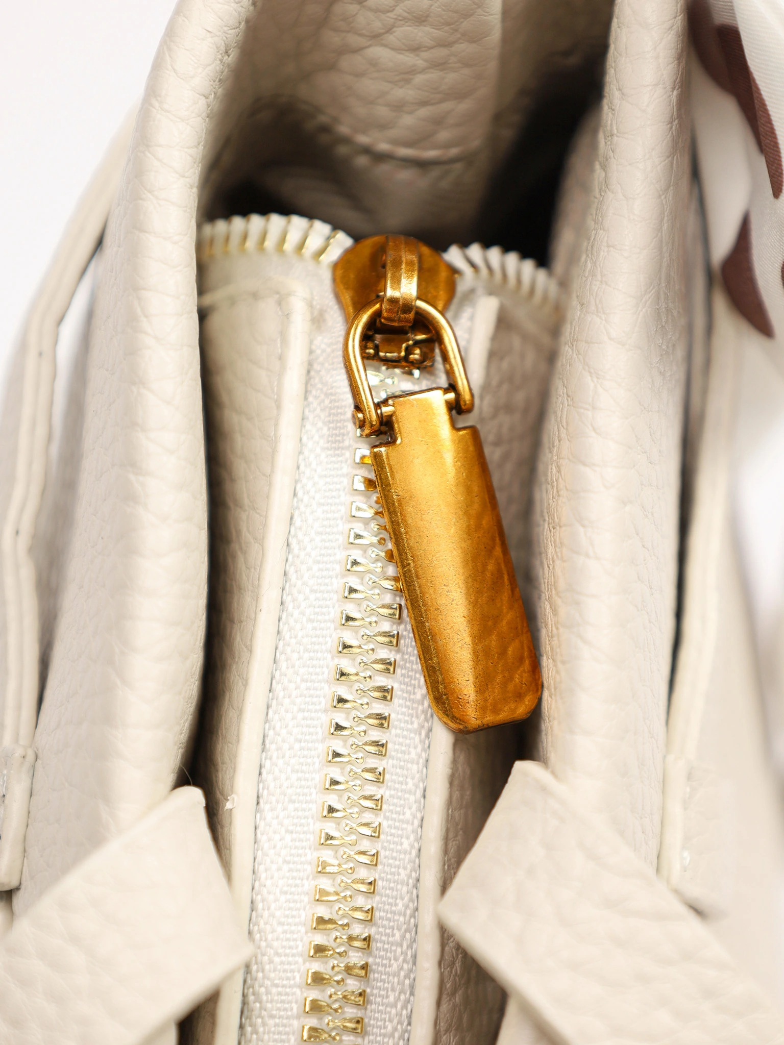 Сумка-тоут с декоративным платком и ремешком с пряжкой в ассортименте